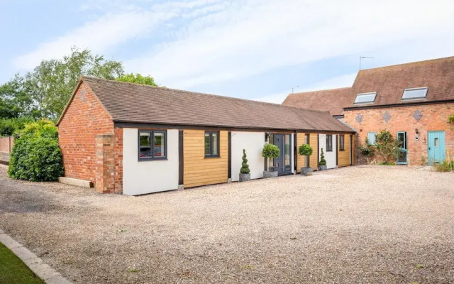 Cotswold Barn Conversion With Private Hot Tub