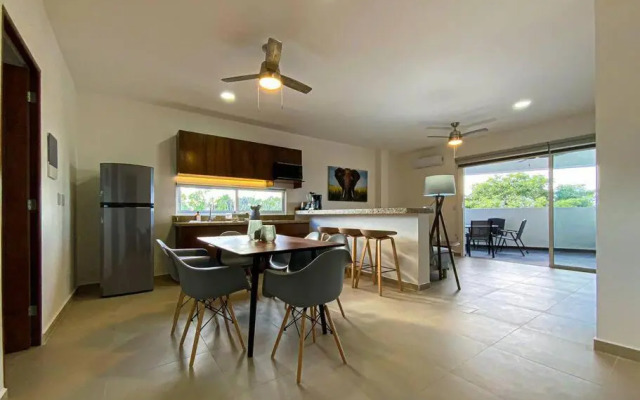 Luxury Condo 10 min walk from the Beach