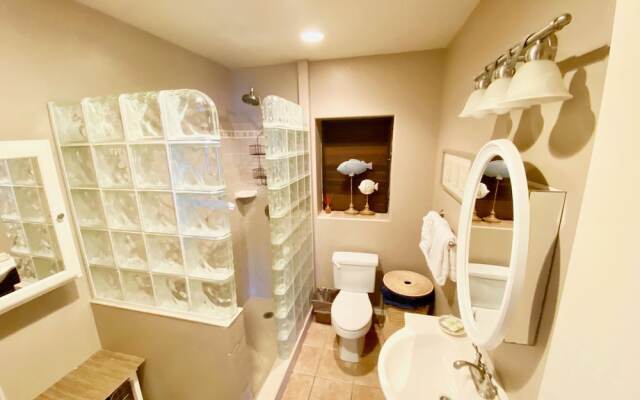 Lil Grass Shack-103 Studio Bedroom Condo