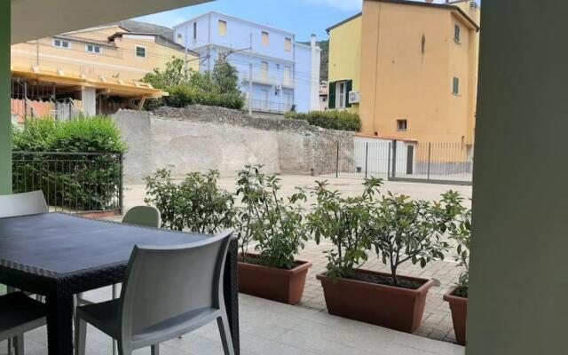 Ampio Bilocale Con Patio A 50 Metri Dal Mare!