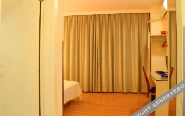 A Home Chain Hotel (Jinjiang Airport Huzhong)