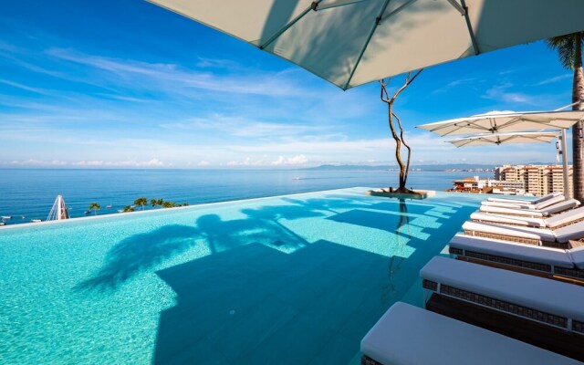Pier 57-706 Spectacular Penthouse Romantic Zone Ocean Views