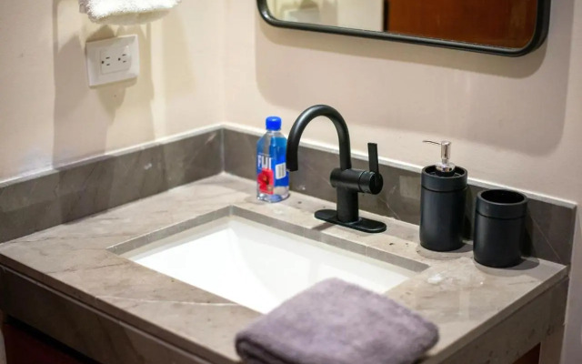 Modern chic 1 bedroom apt w/ rooftop infinity pool