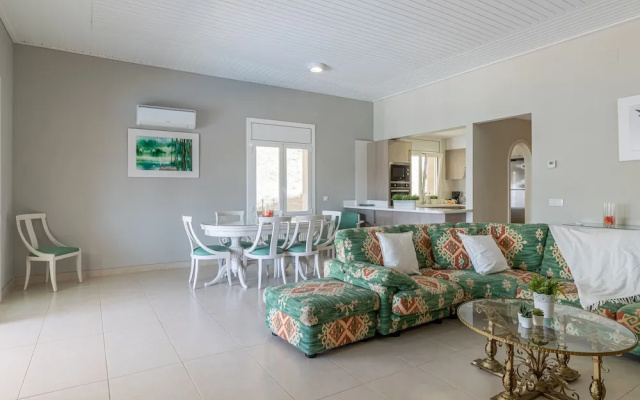 4 bedroom villa with pool in the channel of Empuriabrava