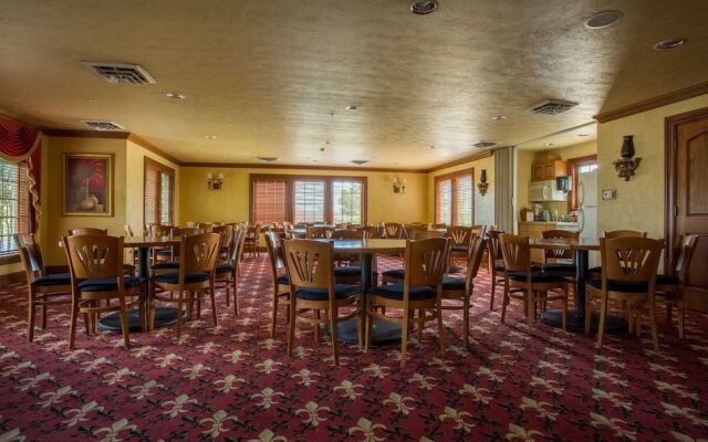 Relaxing Royale 2 Bedroom Condo by Redawning