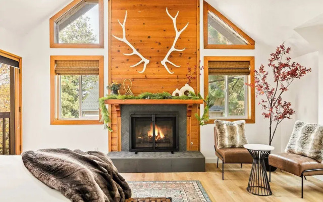 The Fancy Fox Stunning 4 BR Retreat, Min to Lake