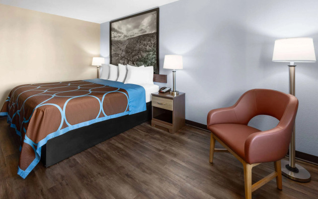 Super 8 by Wyndham Fairmont