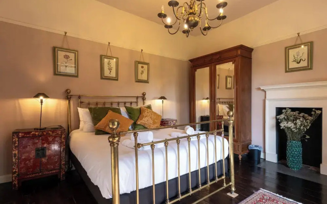 Stunning 4BD Home in Worcestershire