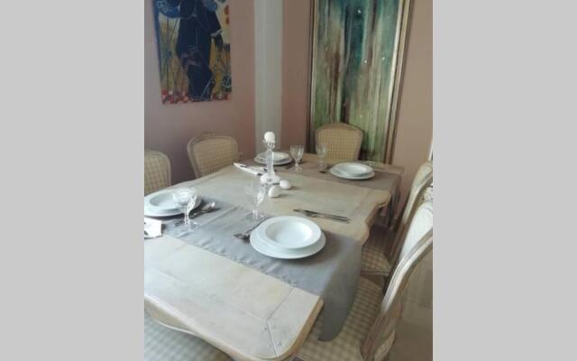 Marys Art and Cultural House 100meters from the beach