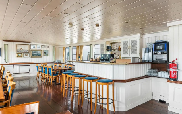 Botel Sailing Home