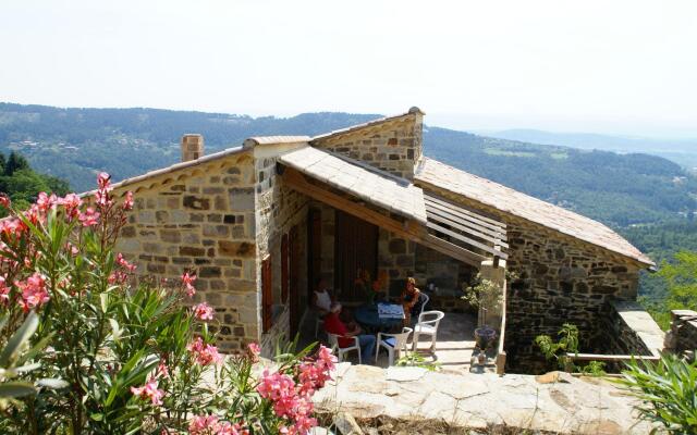 Beautiful house made of natural stone, with swimming pool and very nice view