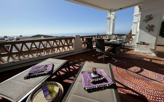 Pool Apt Calahonda 2 With Sea View