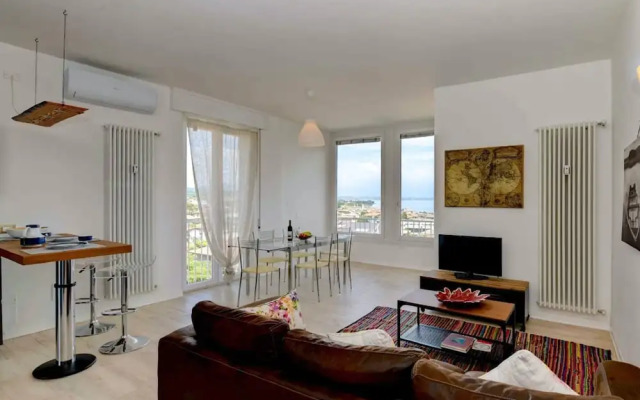 Immaculate 2-bed Apartment in Desenzano del Garda