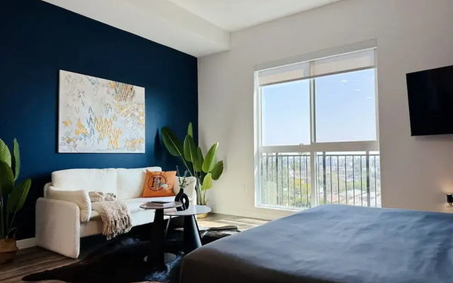 Contemporary Mid-hollywood Home Dtla View Parking