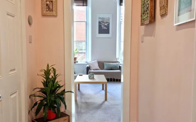 Vibrant Spacious Apartment In West End