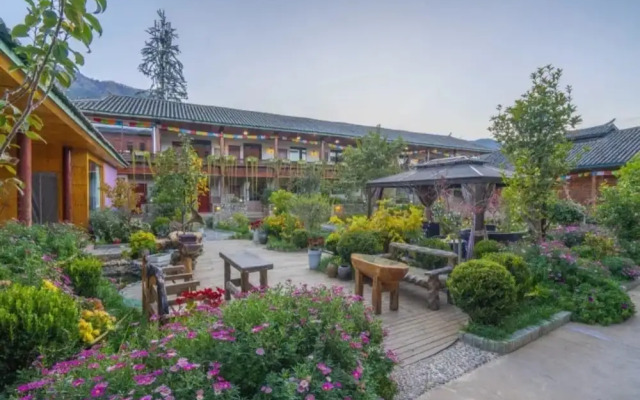 Floral Hotel · Smiling in the Flowers Lugu