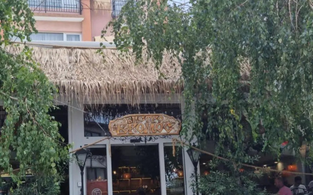 Vromos Guest House
