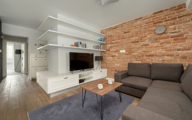 Modern Apartment Terrace by Renters