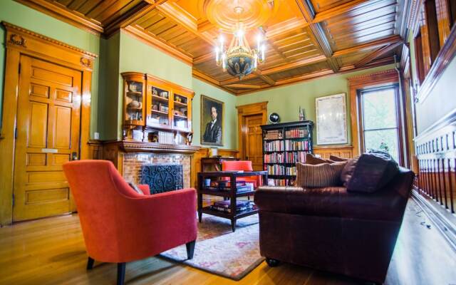 Castle La Crosse Bed and Breakfast