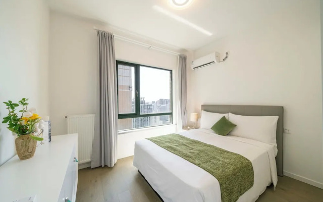 Tyms Elegant 4BR 2BA Apt in Xujiahui