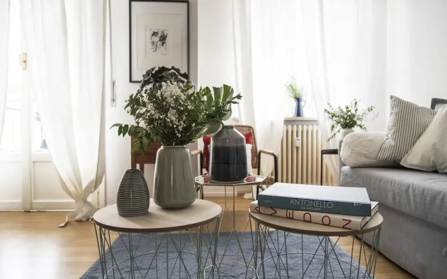 Sweet Flat near Metro Stop