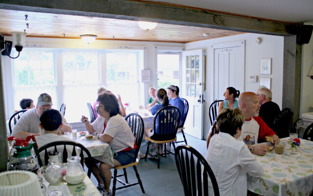 Allen Harbor Breeze Inn & Gardens