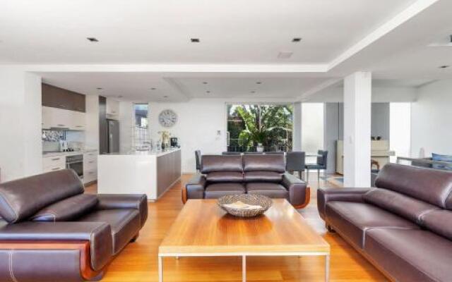 TASMAN DRIVE Gerringong 4pm check out Sundays