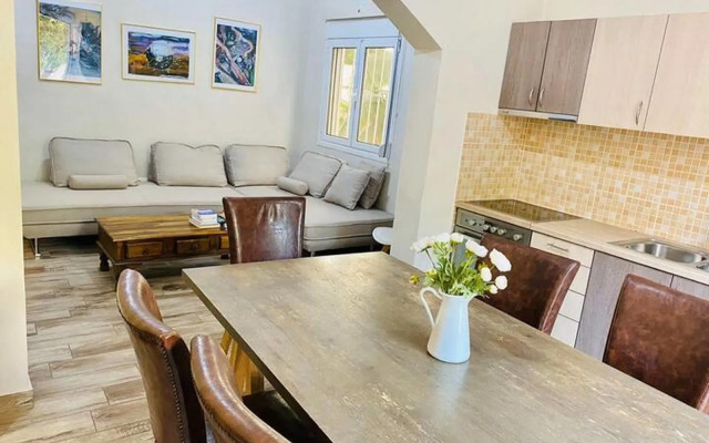 Amazing House with Jacuzzi and Huge PVT Garden