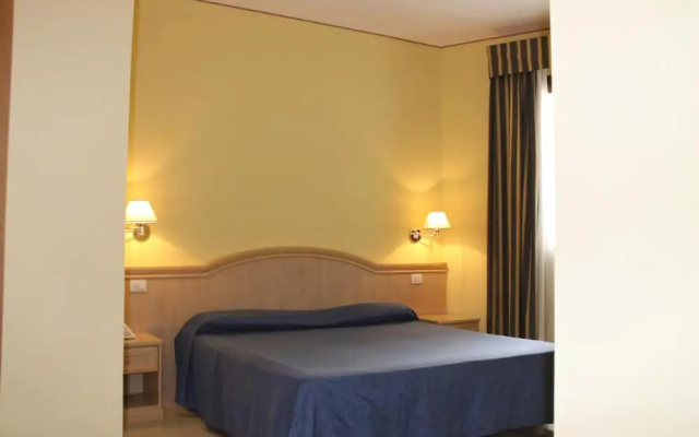 Yacht Marina Hotel