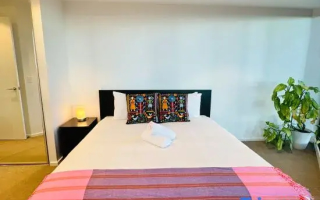 Melbourne Sky-High 2BR City Views & Free Parking