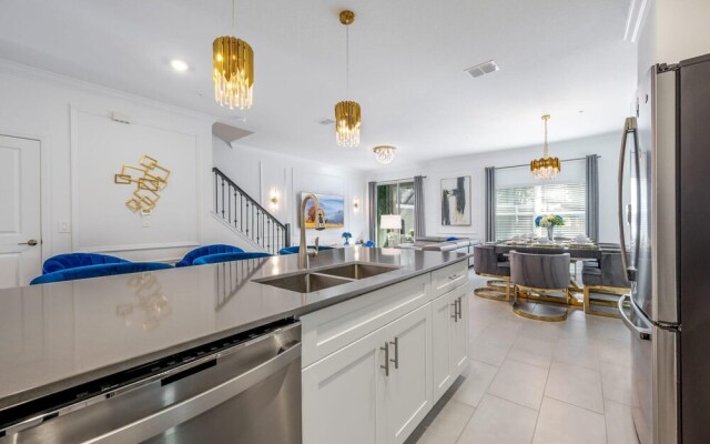 Luxury Chic Modern Home Prime Location