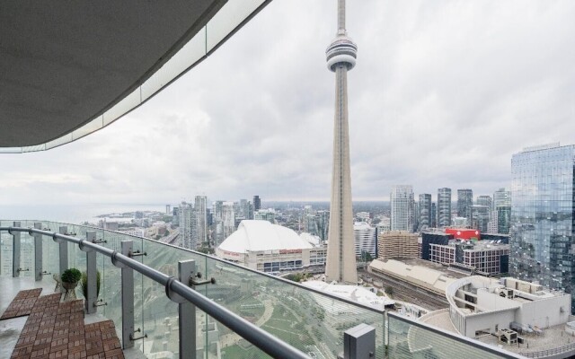 CN Tower Facing, Parking, King Bed