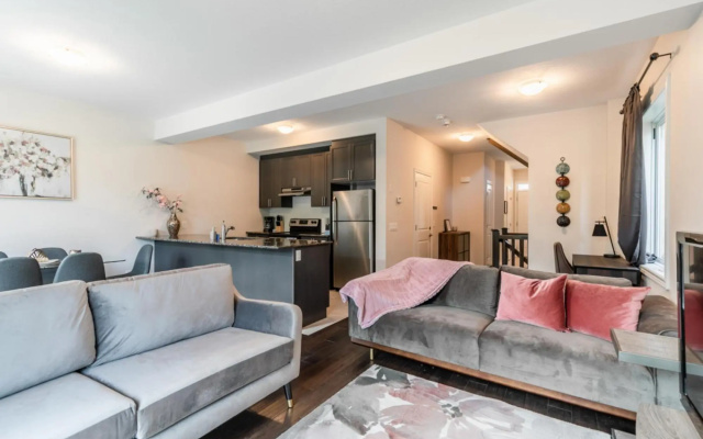 Lakeshore 3BR 2.5BA Townhome. 1 min to the Beach