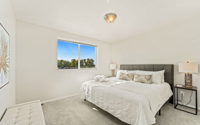 First Class Stylish Townhome Near Old Town!