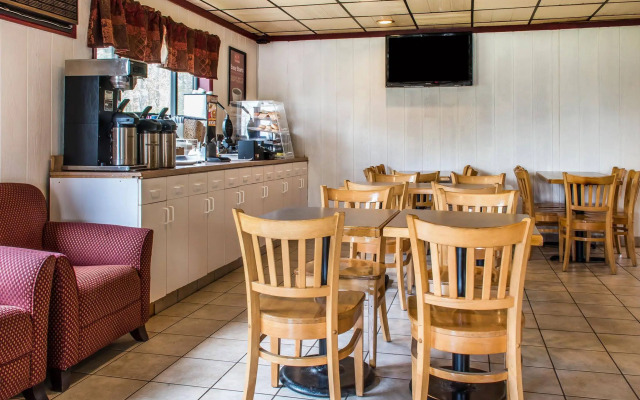 Econo Lodge Inn & Suites White Haven