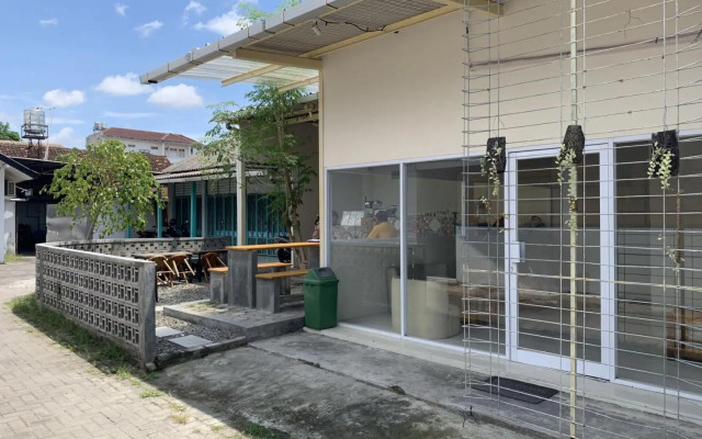 Recharge Cafe & Garasi Homestay