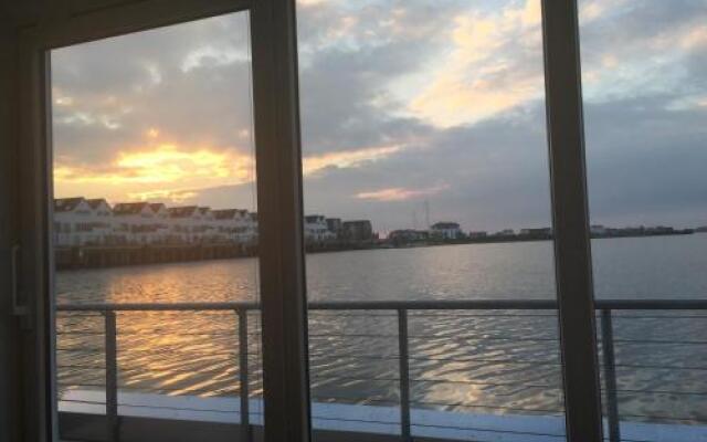 Schwimmendes-Haus-Hausboot-ANTARES-ONE
