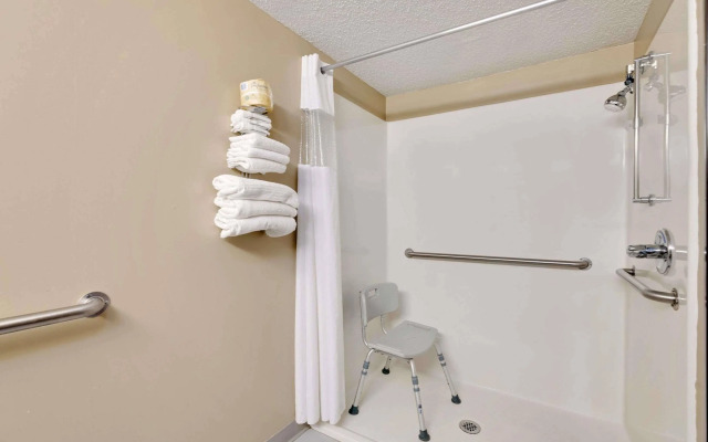 Travelodge by Wyndham Grand Forks