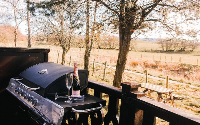 Keer Side Lodge, Luxury lodge with private hot tub at Pine Lake Resort