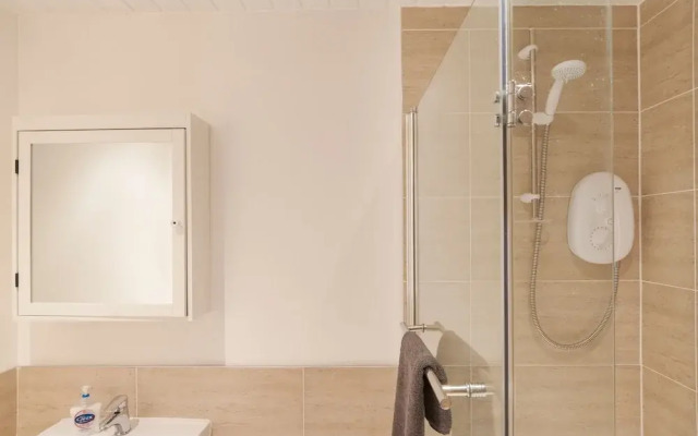 Stunning 2 bed near Haymarket with pool