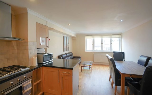 Cosy 2-bed 2 Bathroom Apartment in London