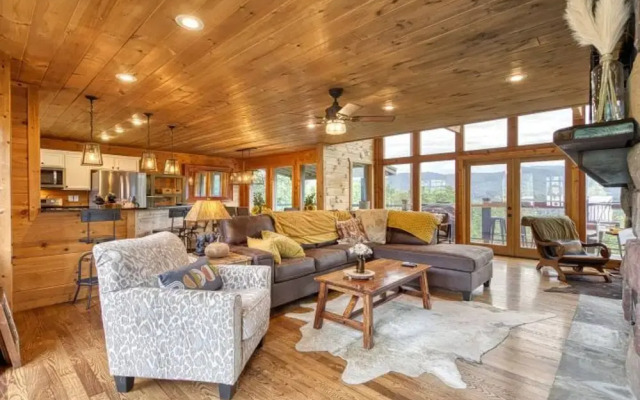 Awe-inspiring Estate w Pool Theater Fire Pit