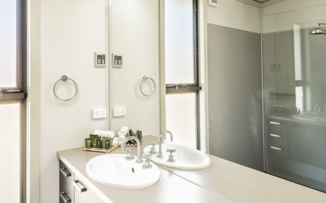 Ecocrackenback 17 'Sustainable, luxurious chalet close to the slopes.'