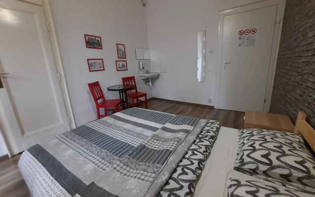 Lorf Hostel&Apartments