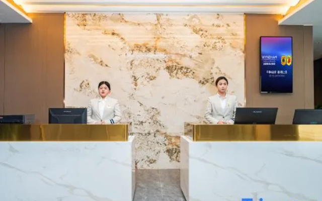 Wyndham's Super 8. Yue Hotel – People – Ngawa