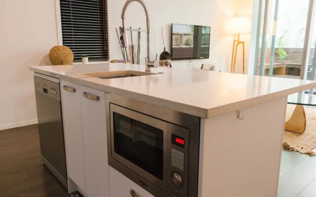 Modern 1 Bedroom Apartment With Spacious Courtyard in CBD