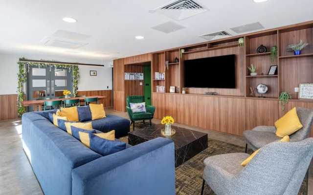 Students Only Straits Egham - 40 mins to Waterloo - Direct Bus to Heathrow