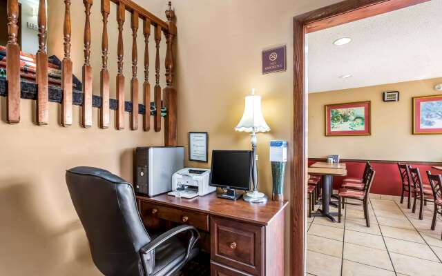 Econo Lodge Inn & Suites Fairview Heights - St. Louis