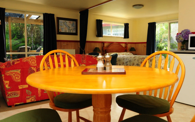 The Crays Accommodation – Guest Rooms – Strahan