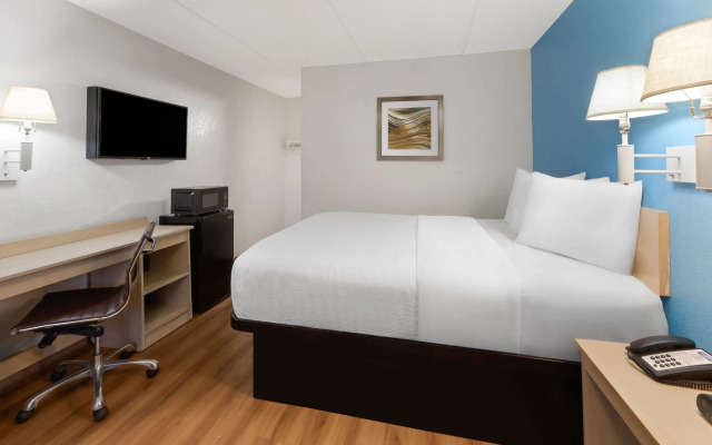 Travelodge by Wyndham Madison Heights MI